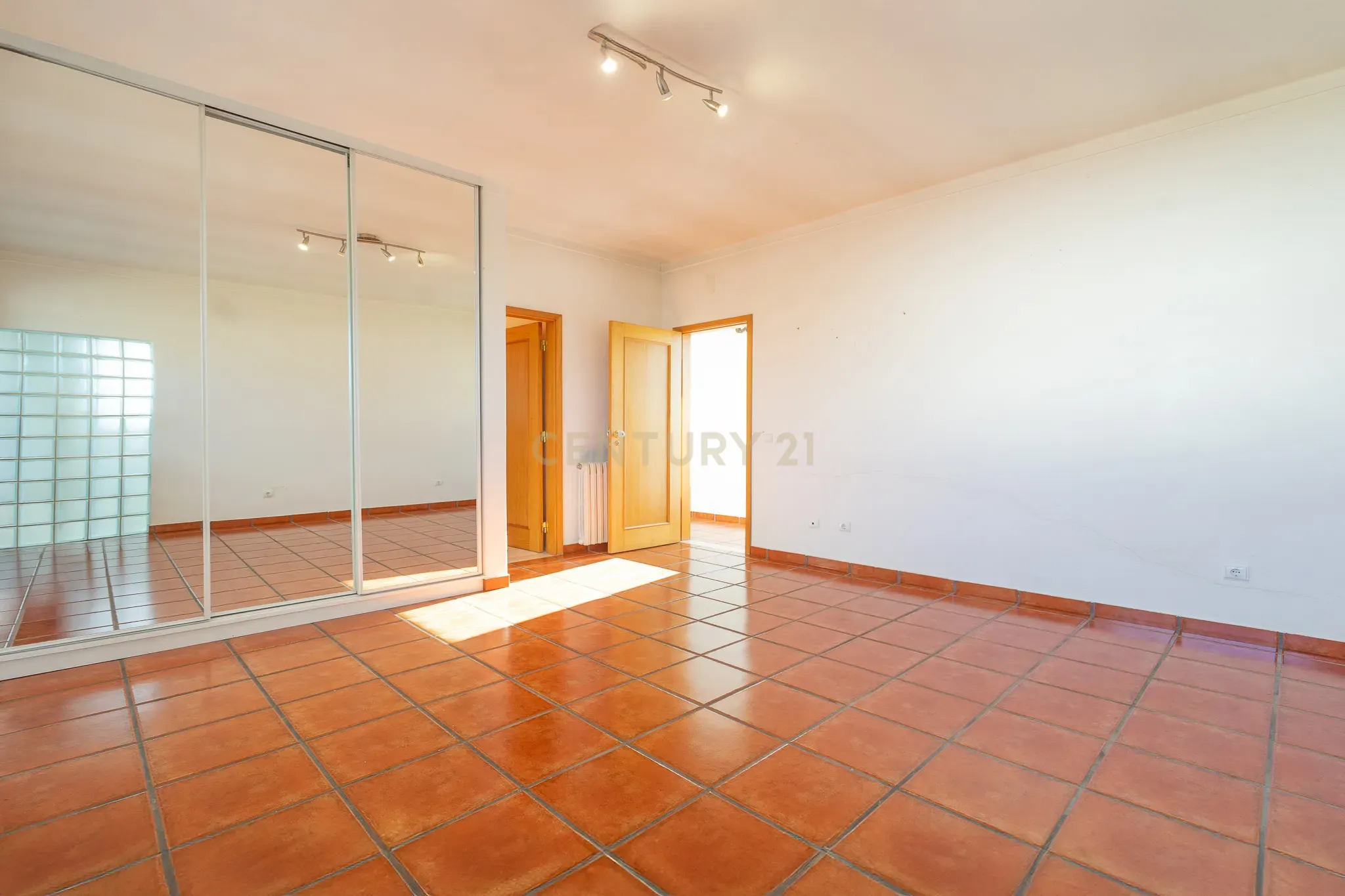Moradia T5 com varanda coberta,terraço,piscina,jardim,poço,anexo e telheiro numa localização privilegada no centro de Lousã - Image 41