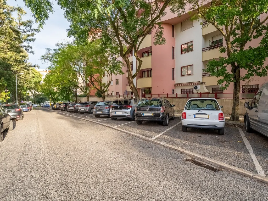 Apartamento T3, com Box de 85 m2 e Arrecadação em Odivelas - Image 32