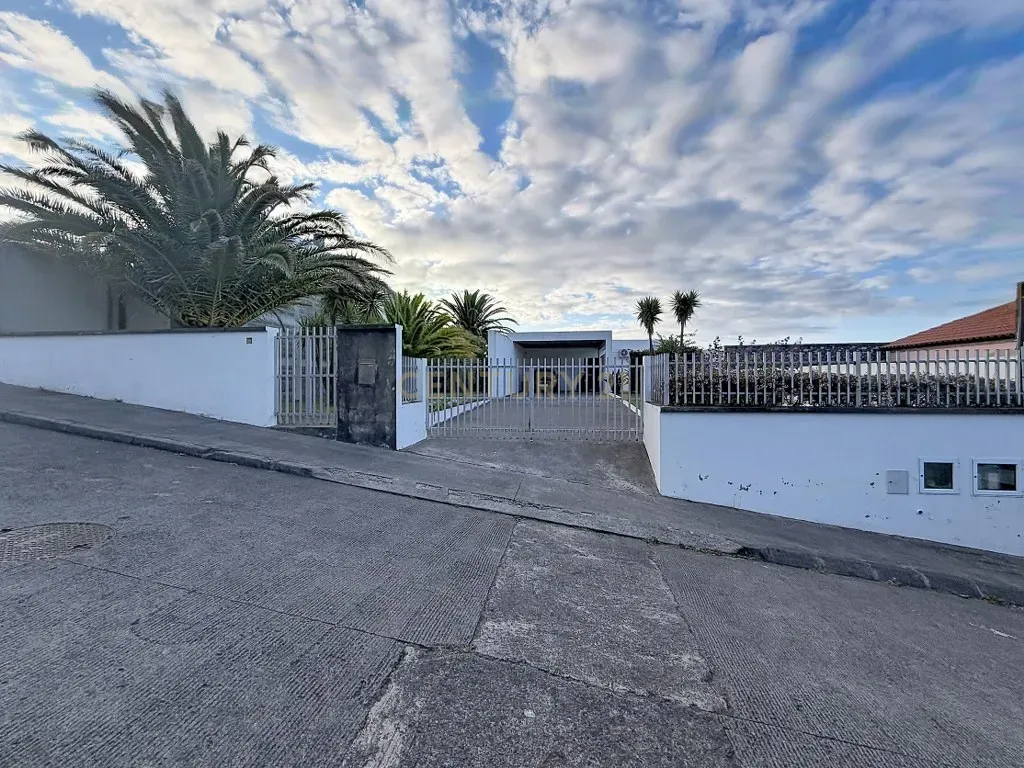 Fotografia 3 de Moradia Contemporânea com Vista Mar, Jardim e Ampla Zona Exterior!