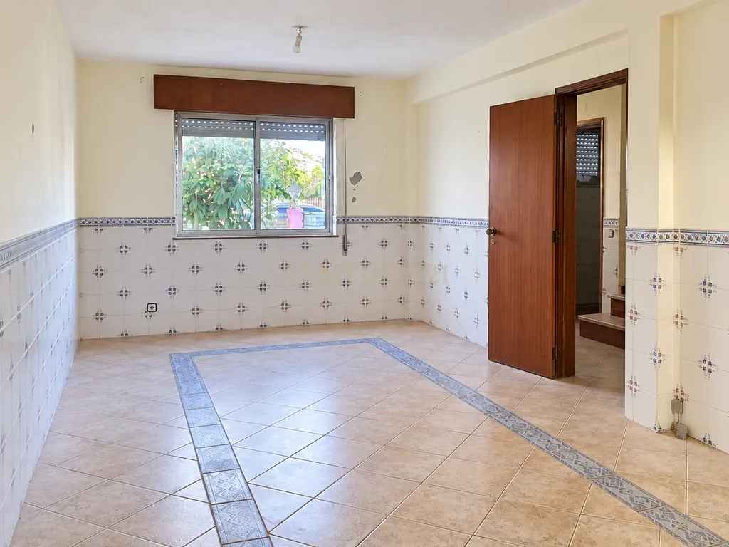Moradia T3 com garagem, terraço e quintal em Vendas de Azeitão - Image 2