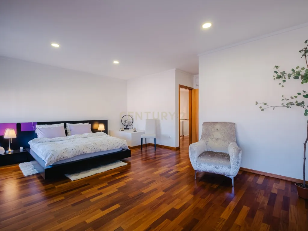 Moradia T4 com 255 m², Suíte Generosa, Jardim e Garagem para 3+ Viaturas | Astromil, Paredes - Image 26