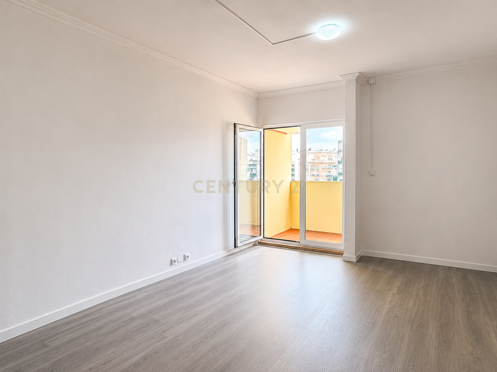 Apartamento T2 Renovado e Equipado | São Sebastião, Setúbal - Image 4