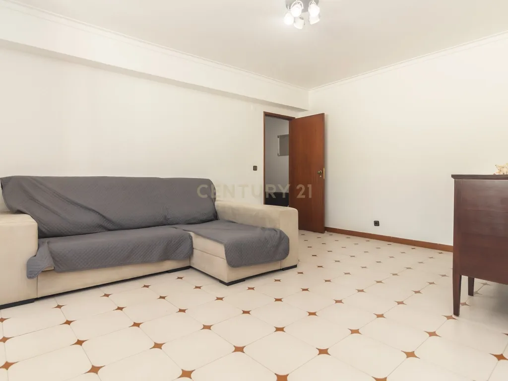 Apartamento T2 de 98m2 com Excelentes Áreas e 2 WC no Centro da Costa da Caparica - Image 12