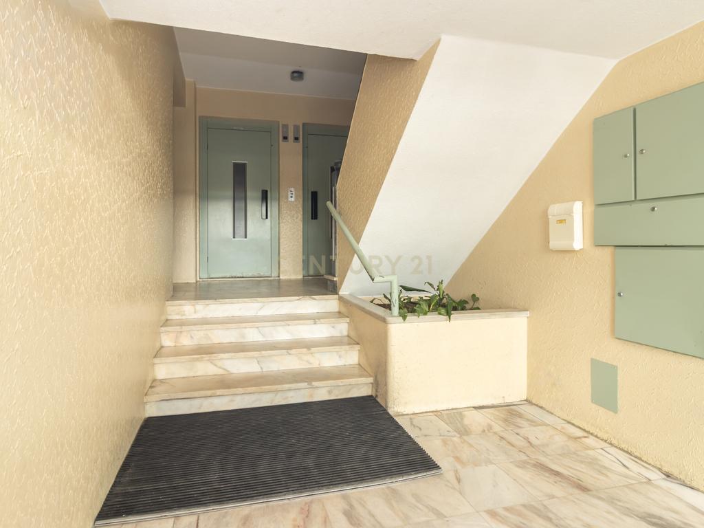 Apartamento T2 de 98m2 com Excelentes Áreas e 2 WC no Centro da Costa da Caparica - Image 7