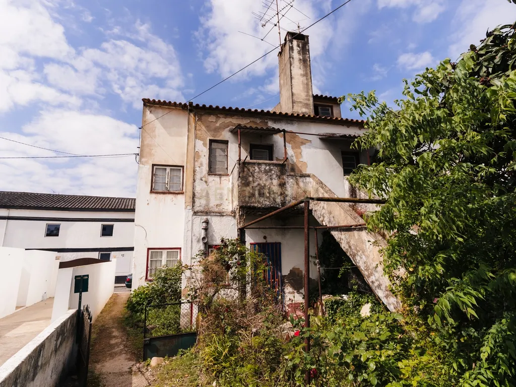 Prédio para remodelação no Entroncamento junto à estação de comboios - Image 30