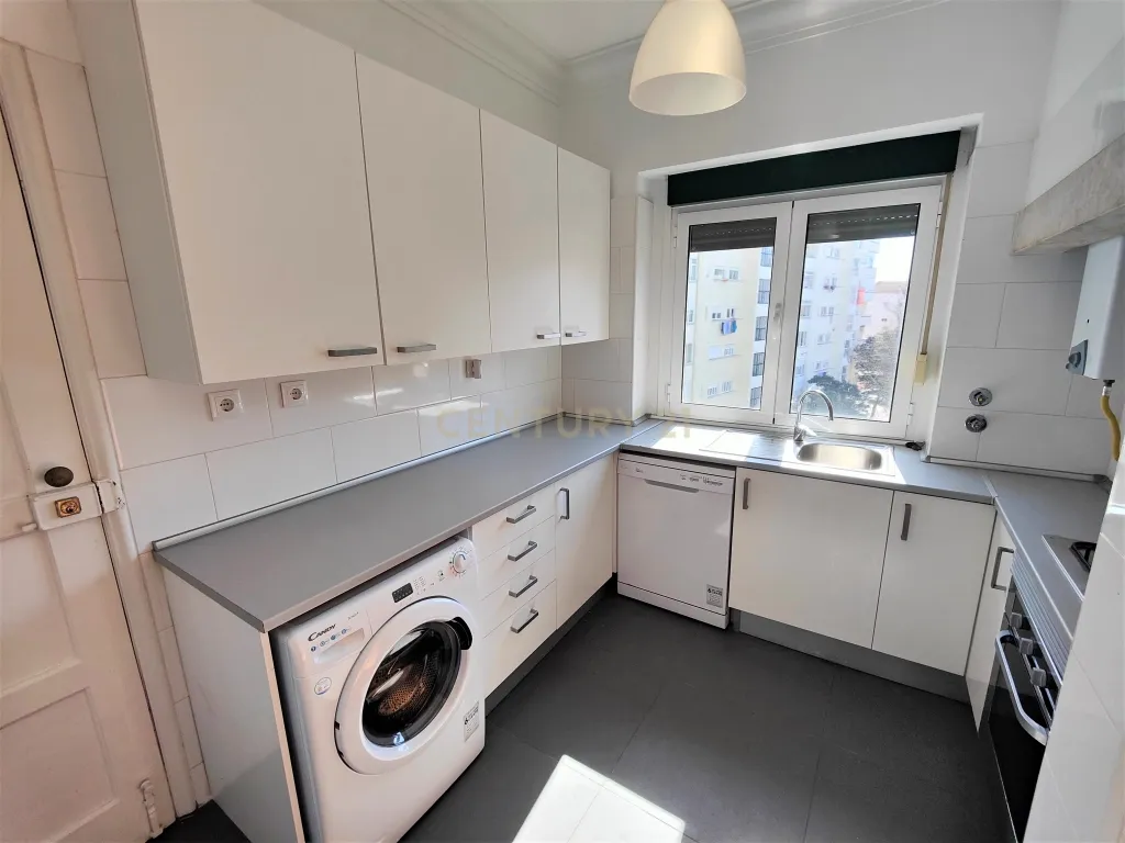 Apartamento T3+1 duplex com vista desafogada e muita luz Natural á Praça de Londres - Image 14