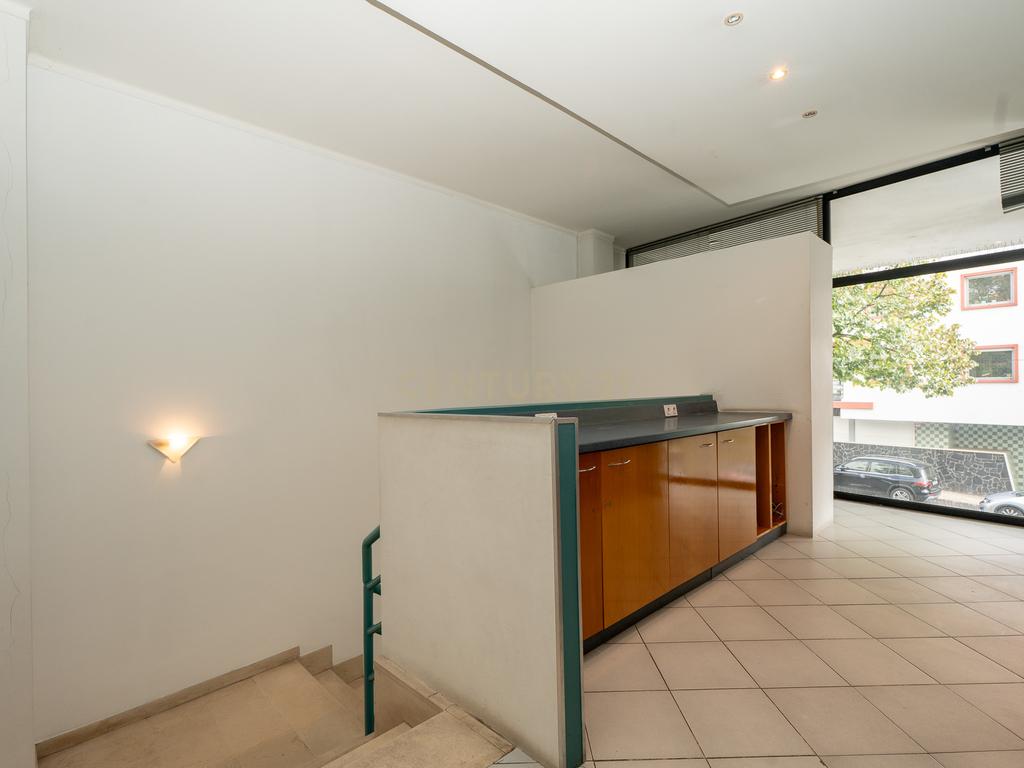 **Fantástica loja de dois pisos em Linda a Velha** - Image 11