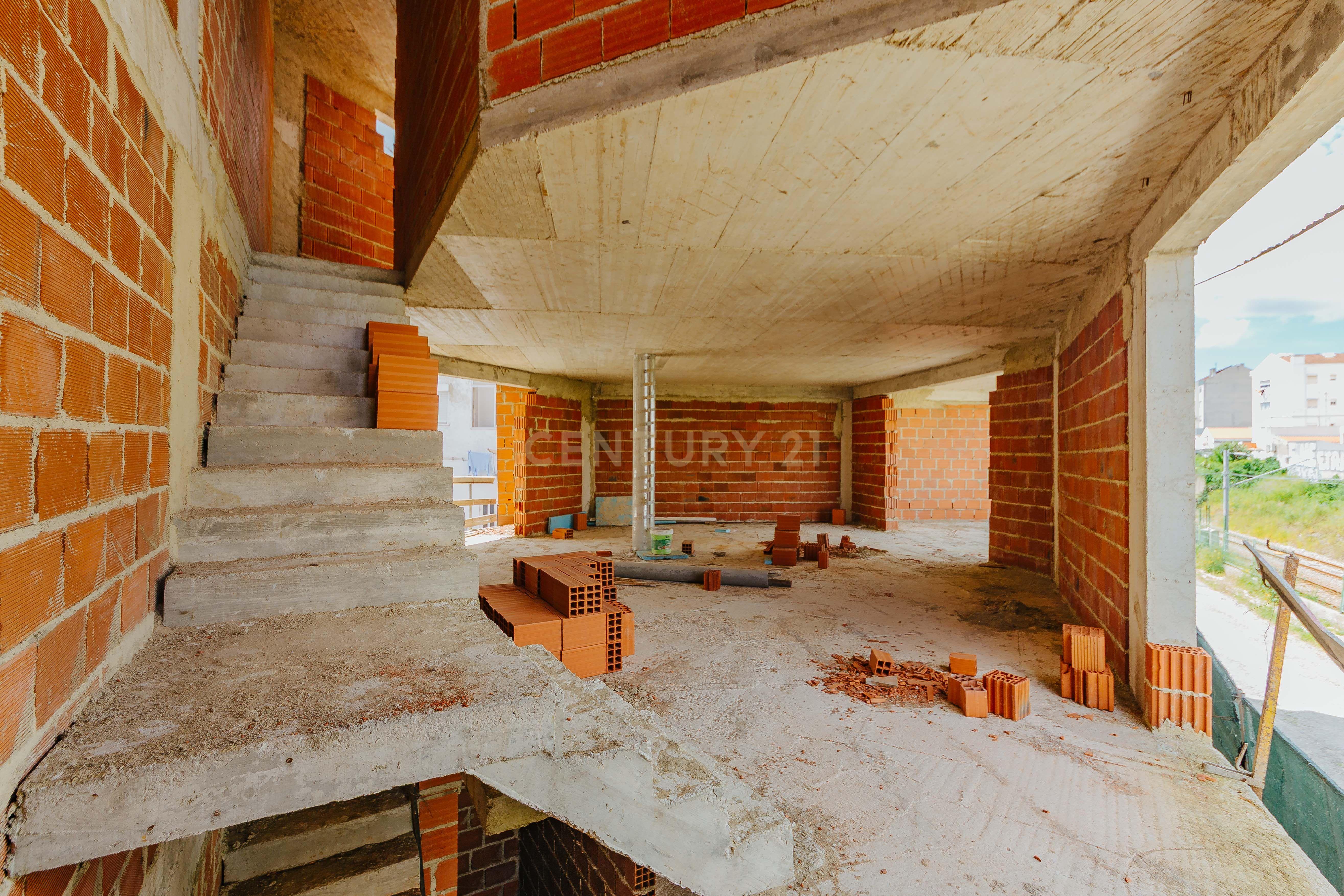 Moradia Unifamiliar de Tipologia T2 em Construção - Image 14