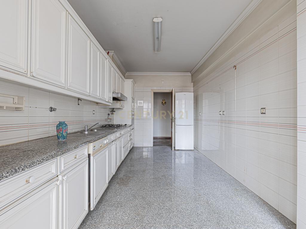 T4 com 180 m² e Garagem Box no Areeiro, Lisboa - Image 9