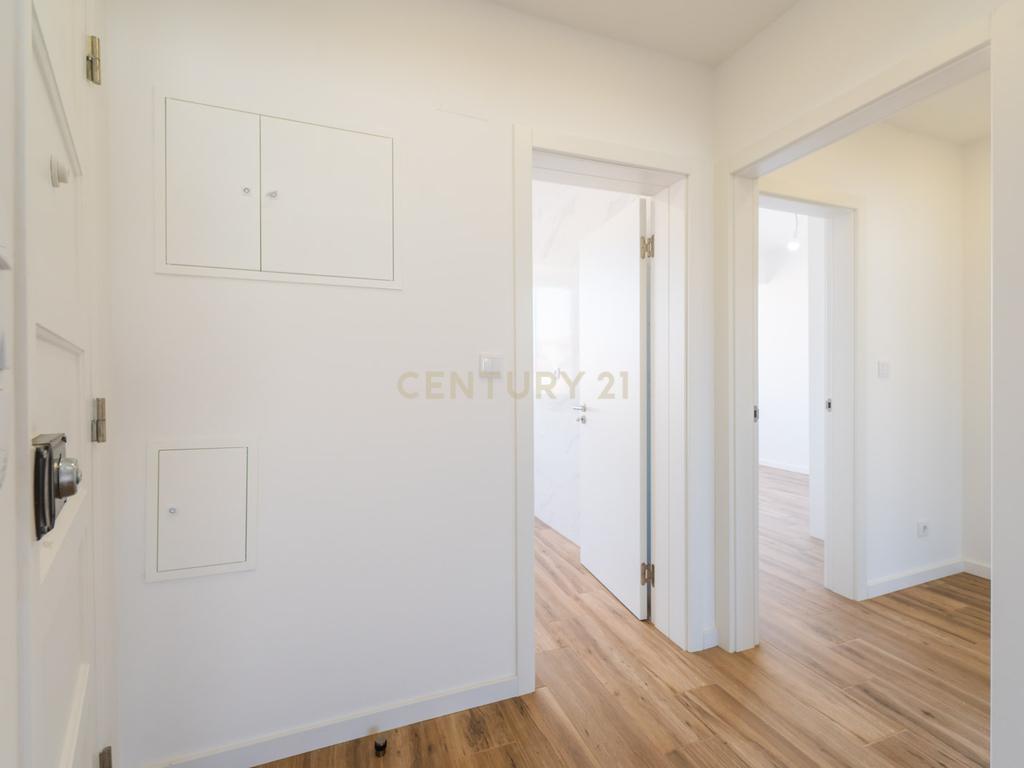 T2 Totalmente Renovado em Mem Martins, Excelente Localização - Image 14