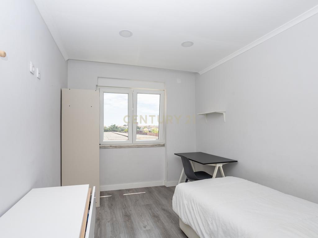 Apartamento T3 mais sótao, num 1 andar em Amora - Seixal - Image 14