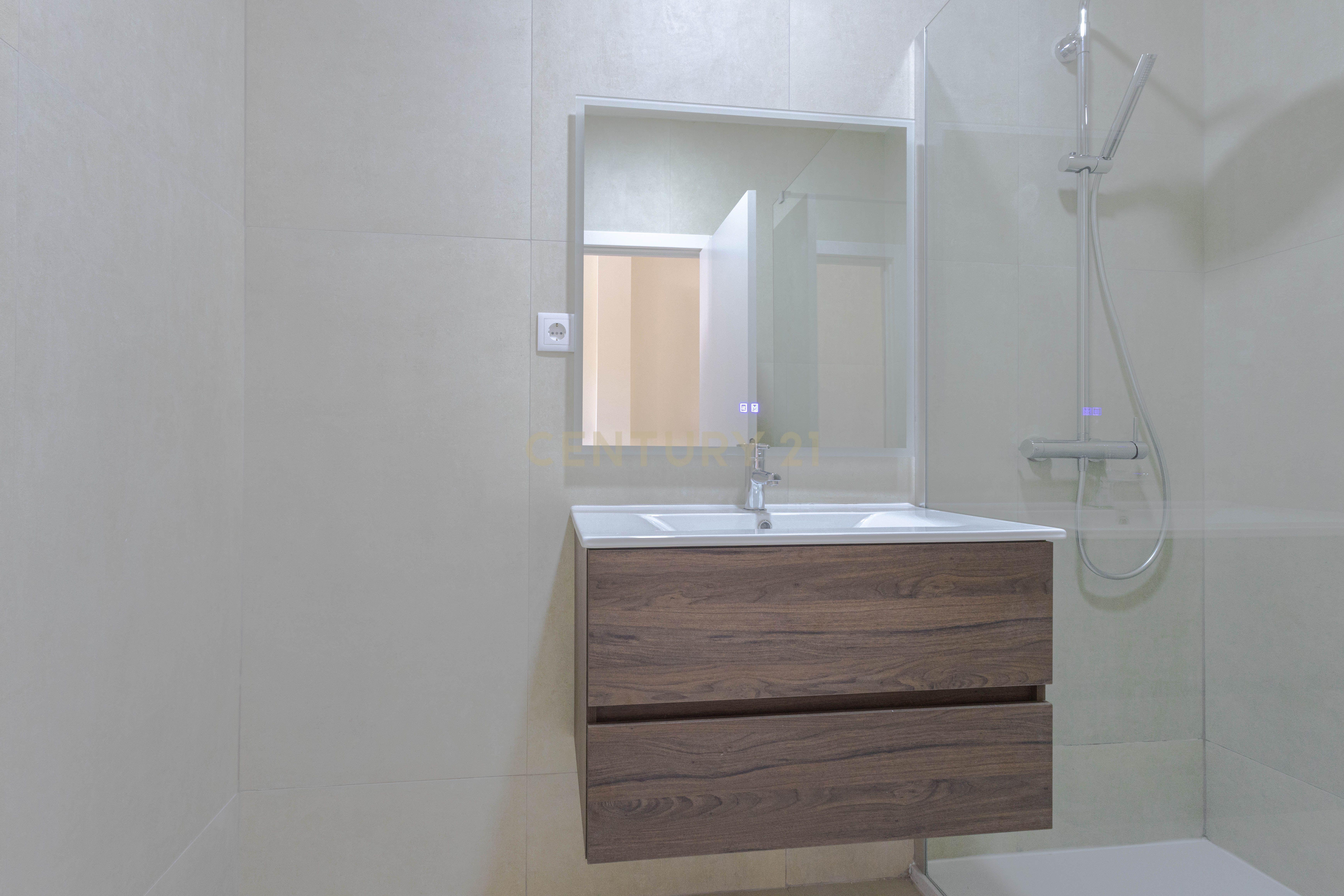 Fotografia 12 de Apartamento T2 Novo com 2 Suítes, Varanda e Lugar Duplo de Garagem