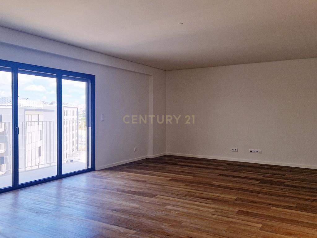 Alta de Lisboa, T3 - NOVO, 3 casas de banho e 2 lugares de garagem - Image 1