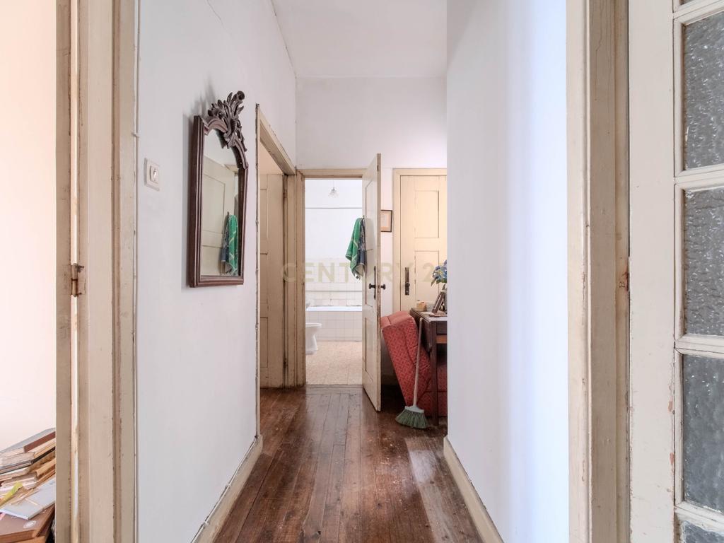 Apartamento T3 para remodelar | Possibilidade de 2 T1 | Centro do Porto - Image 4