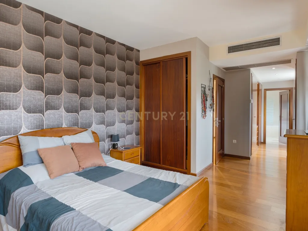 Penthouse Exclusiva T5 – Luxo, Conforto e Espaço em Pleno Coração da Cidade - Image 26