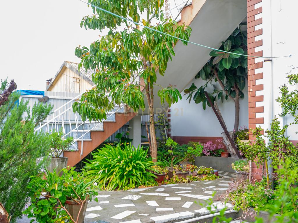 Moradia T3 com jardim na Granja do Ulmeiro junto às escolas e serviços - Image 35