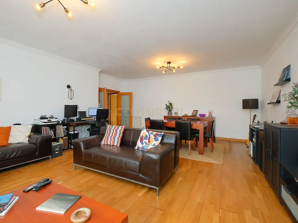 Apartamento T3 com Excelentes Áreas e Garagem na Urbanização Moinho do Guizo – Mina de Água, Amadora - Image 2