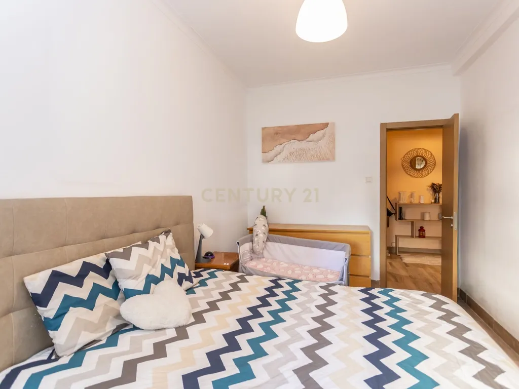 Apartamento T2(+1) Renovado com Logradouro de 100m² – Pronto a Habitar (Mobilado e Equipado) em Paio Pires - Oportunidade Única! - Image 6
