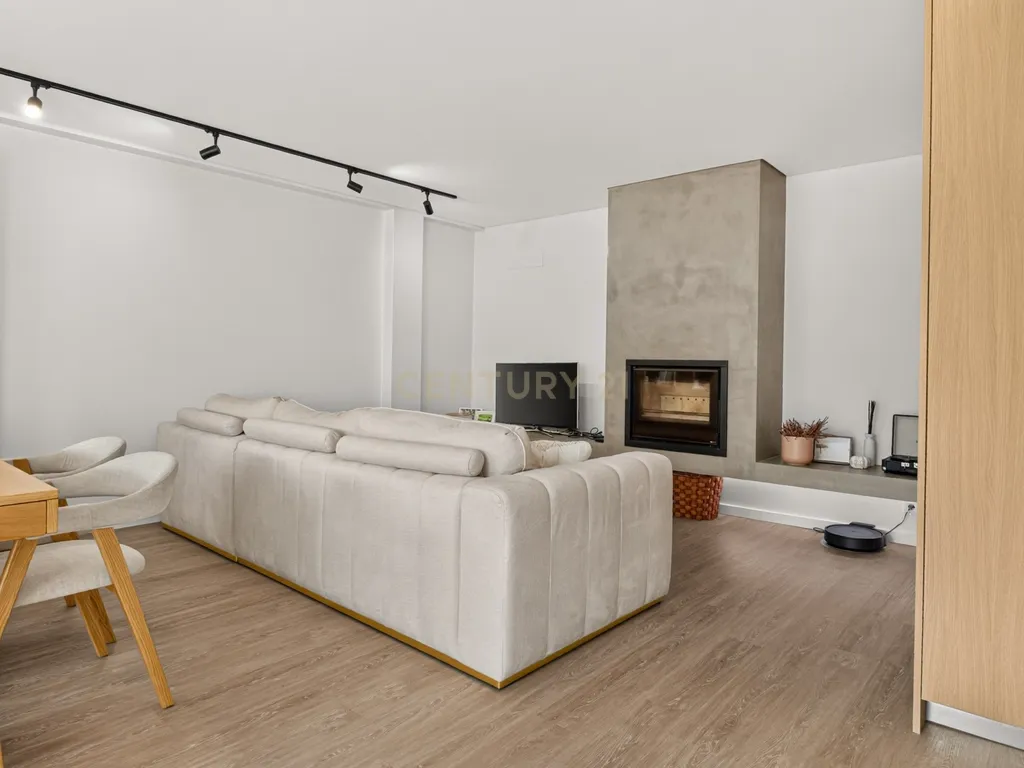 Apartamento Renovado com Vista Panorâmica em Braga - Image 2