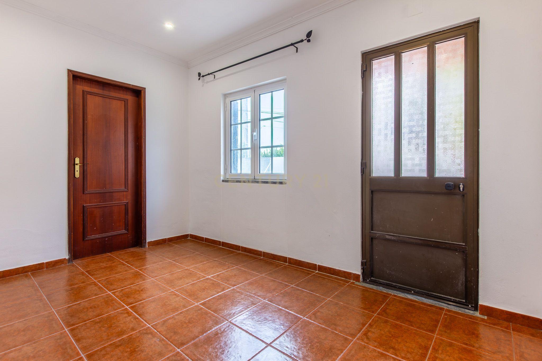 Fotografia 12 de MORADIA BIFAMILIAR T2 + T2 COM GARAGEM E AMPLO ESPAÇO EXTERIOR.