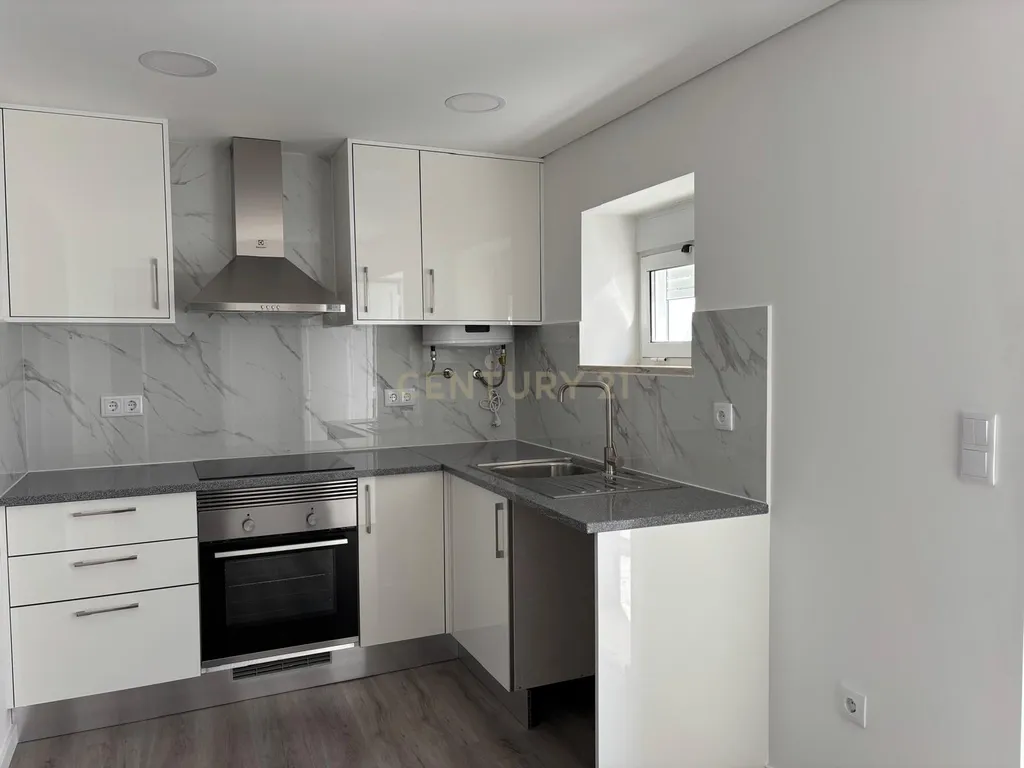 Moradia remodelada T1 - Meia Via - Image 3