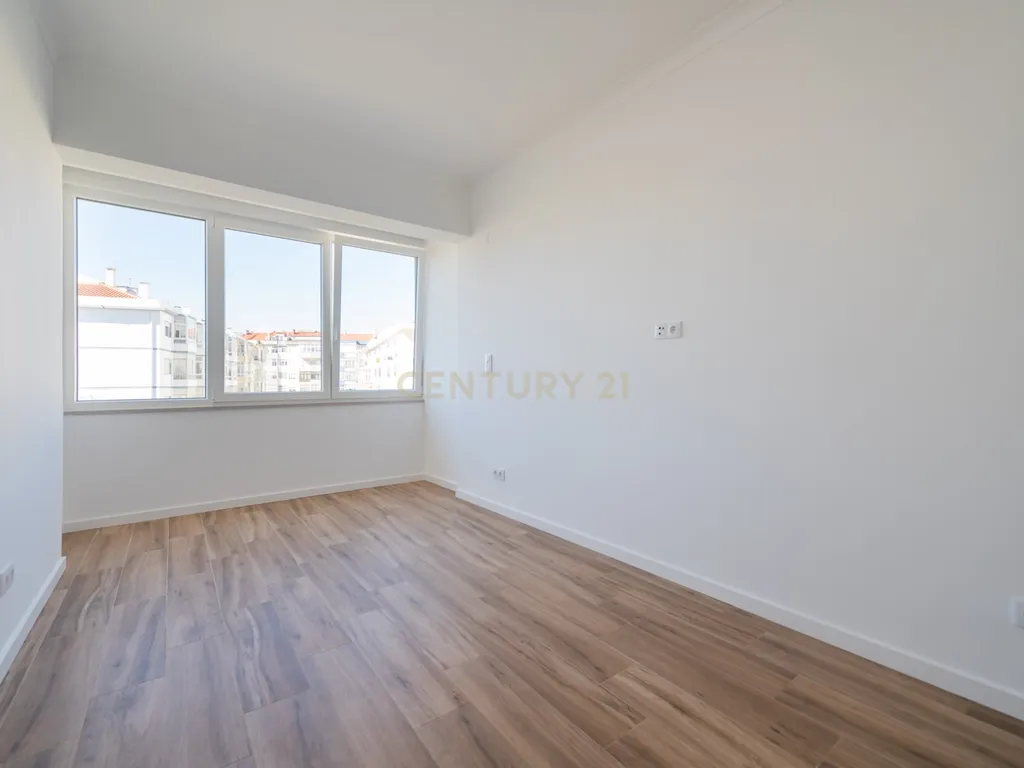 T2 Totalmente Renovado em Mem Martins, Excelente Localização - Image 28