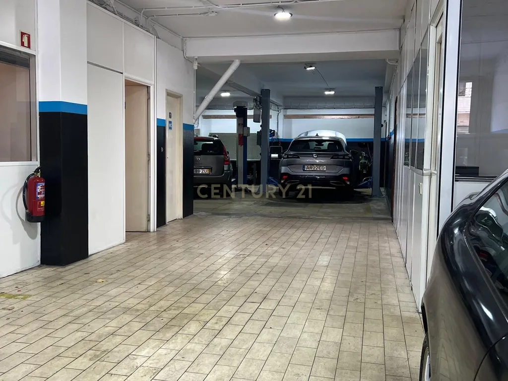 Oficina/Garagem para Trespasse - 316 m² - Rua de Costa Cabral - Image 3