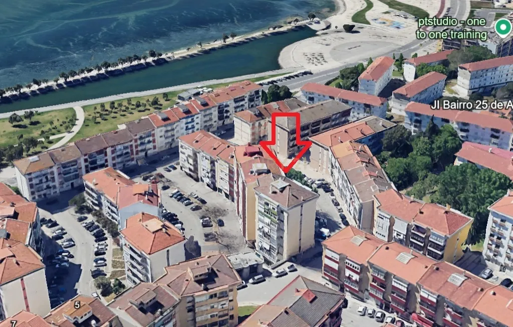 Apartamento T4 convertido em T3 - Centro do Barreiro - Image 38