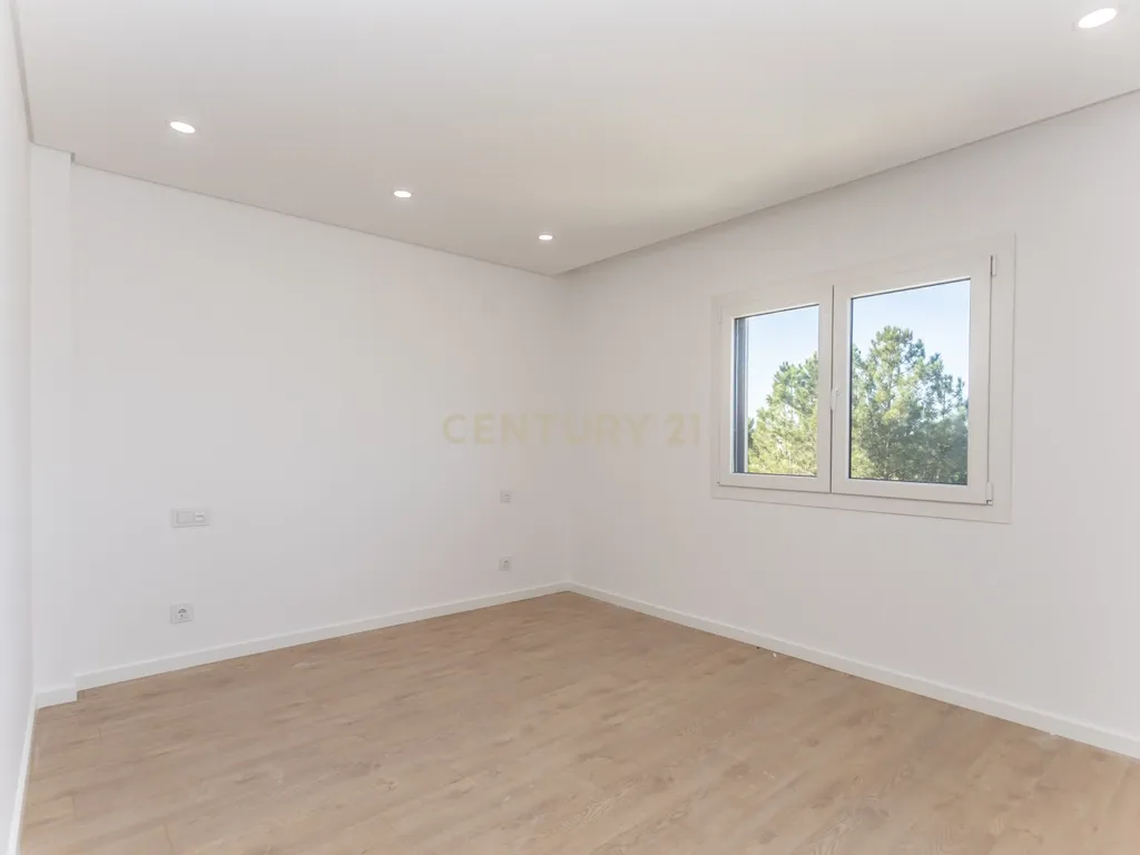 Carisma e boas áreas na sua Moradia Nova T4 Suites!!! no Pinhal do General - Image 58