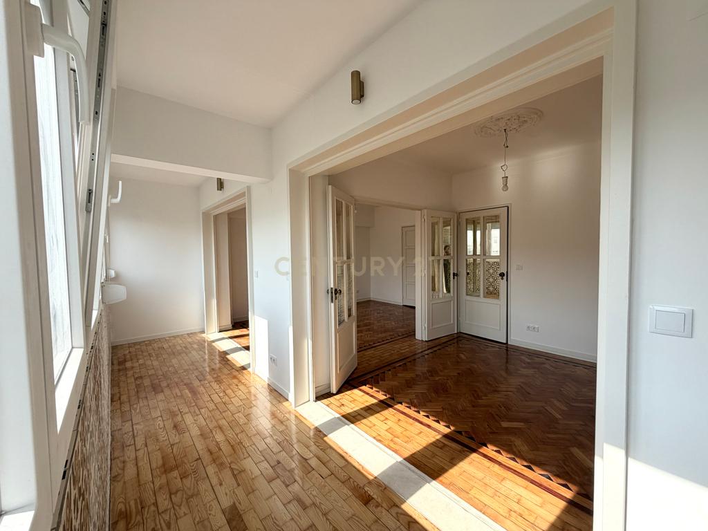 T3+1 Totalmente Remodelado para Arrendamento em Alvalade - Image 24