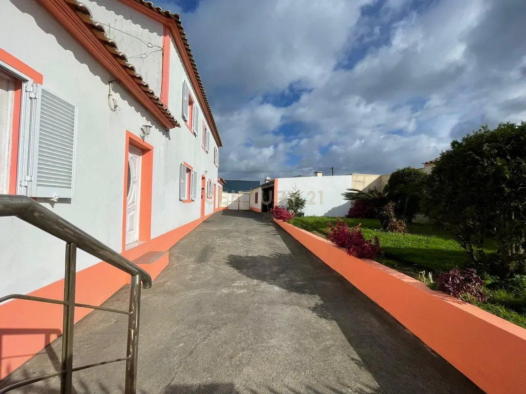 Exclusiva Moradia T4 Inserida em Lote de 753,5 m² nos Arrifes - Image 2