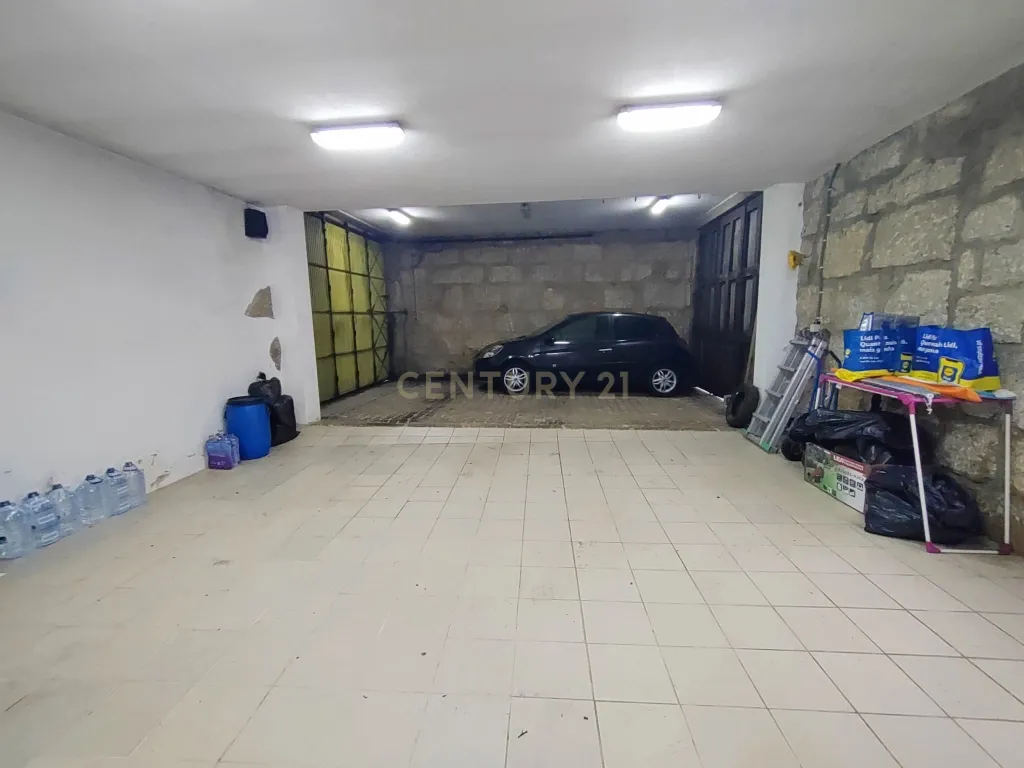 Moradia com Comércio em Amorim, Póvoa de Varzim - Uma Oportunidade Única! - Image 39