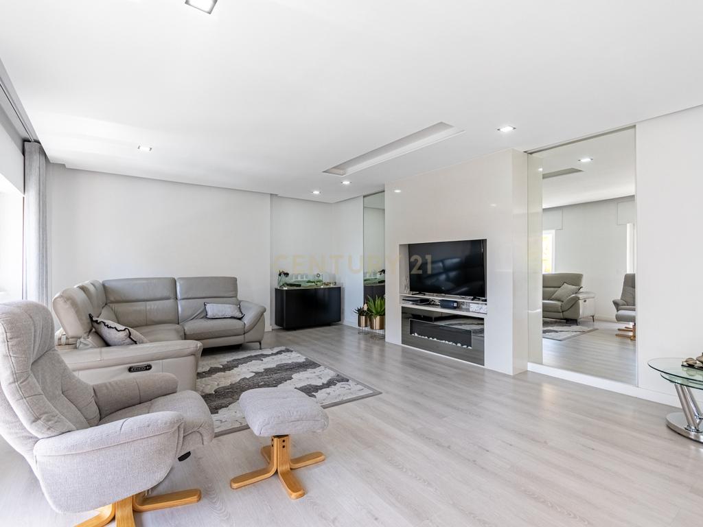 Apartamento T4 convertido em T3 com Closet e Box, Jardim da Radial - Image 3
