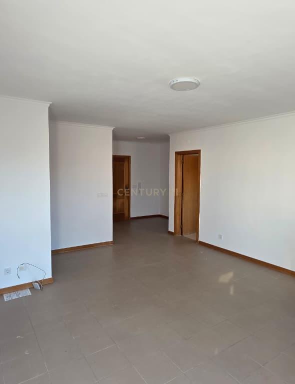 Arrenda-se apartamento T2 para 2º Andar com Elevador em Peniche edifício Berlenga. Se procura uma zona - Image 4