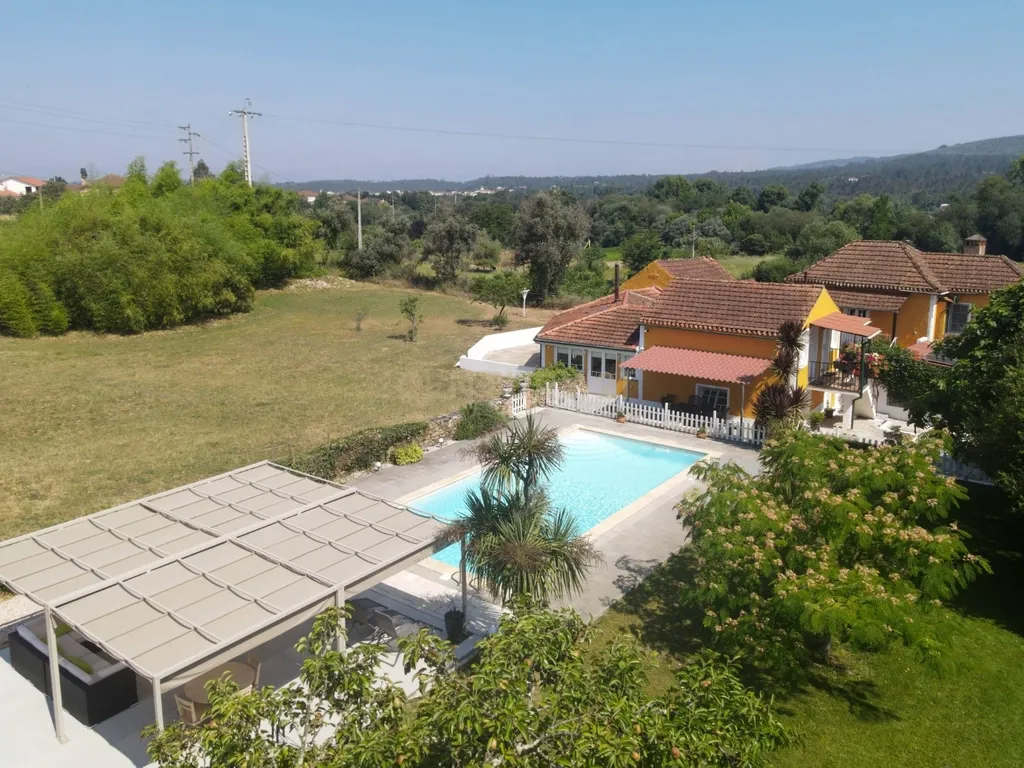 Moradia T7 tradicional em bom estado com varanda coberta, pátio, piscina, terraço coberta, vistas boas e jardim numa localização sossegada perto do centro de Arganil e o rio Alva - Image 4