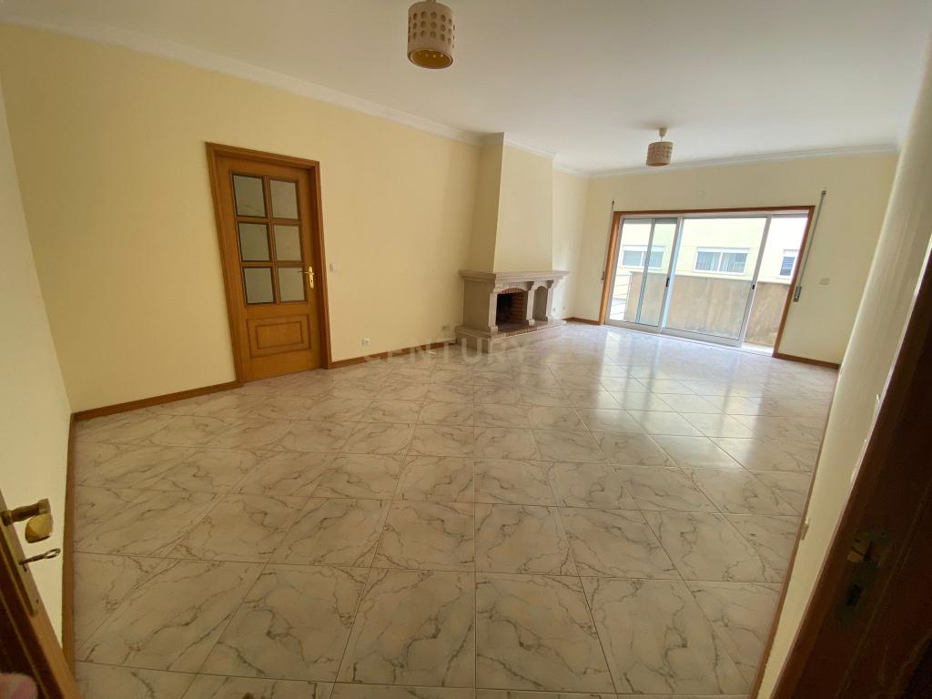 Apartamento T1 com Varanda e Garagem,  Águas Santas, Maia  - Image 1