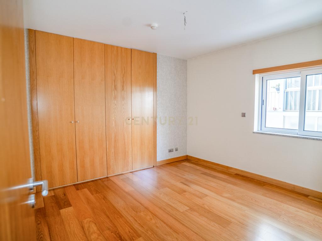 Apartamento T4 Premium com Terraço na Avenida da Independência - Image 18
