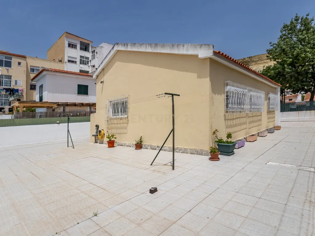 Propriedade bifamiliar T6 na Costa da Caparica. - Image 22