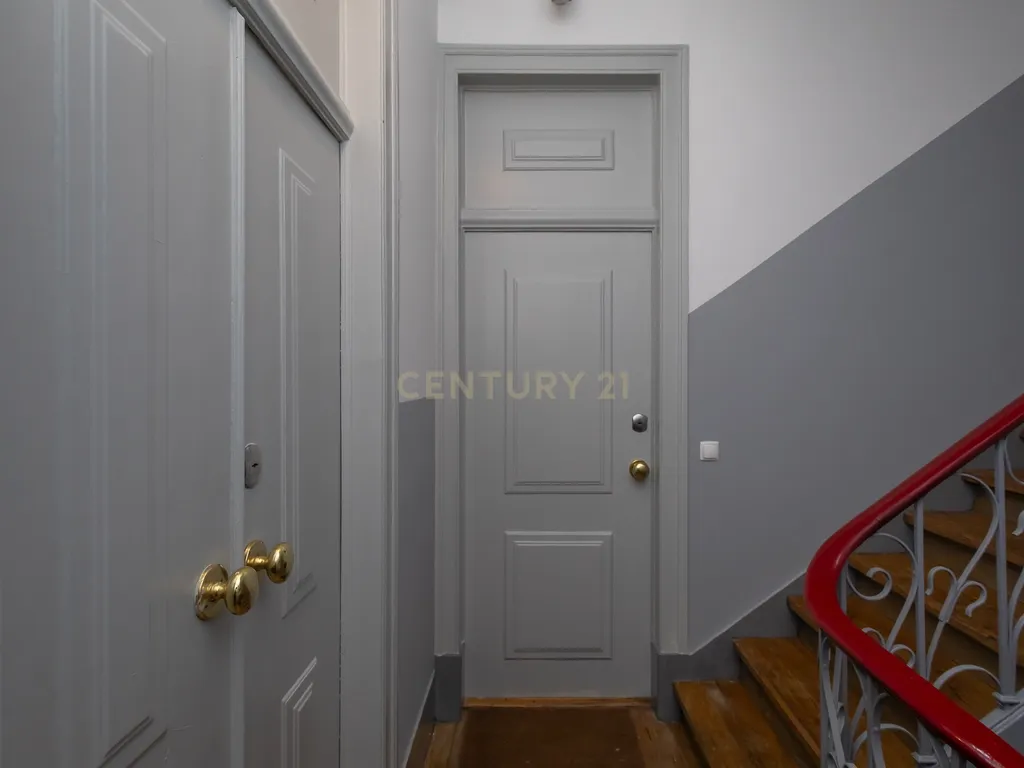 Apartamento Renovado e Mobilado na Av. João Crisóstomo, Lisboa - Image 16