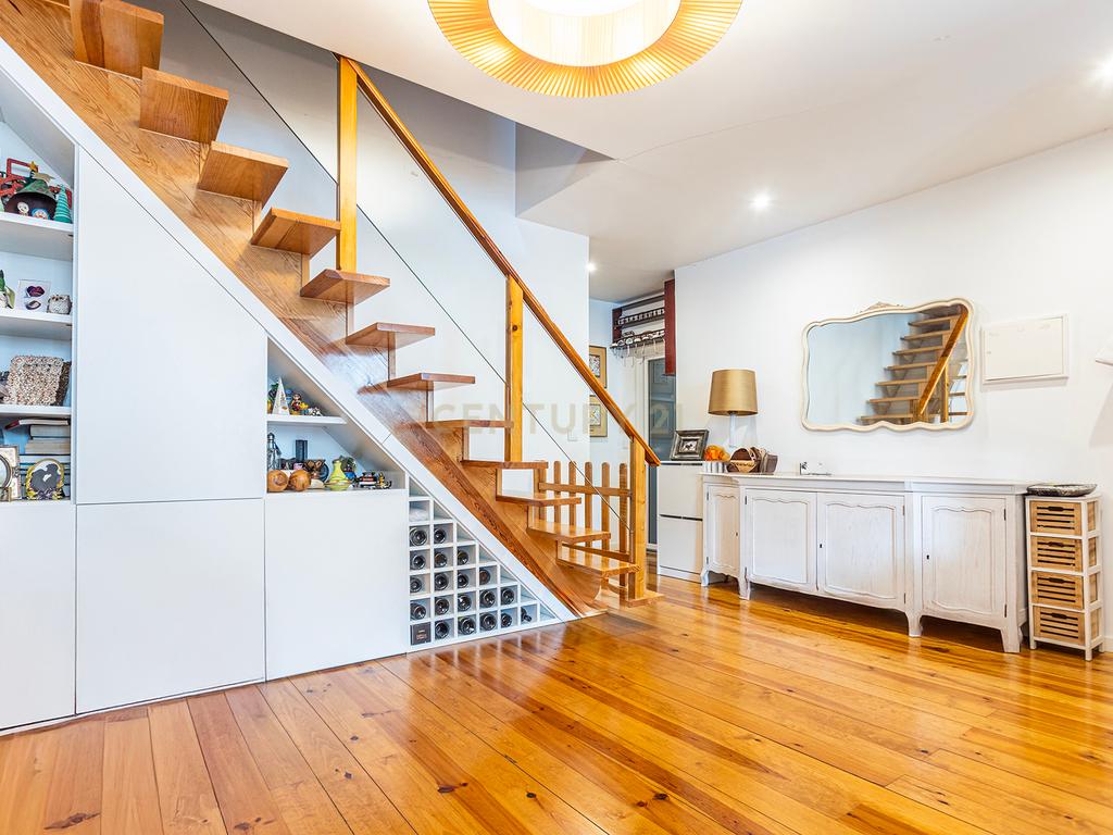Apartamento T4 Duplex Renovado em Arroios, Lisboa - Image 11