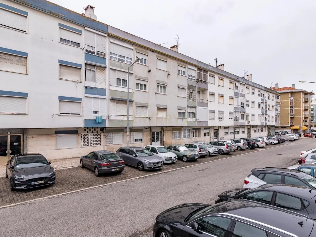 Aconchegante T2 em Odivelas com Luz Natural e Boa Localização - Image 12