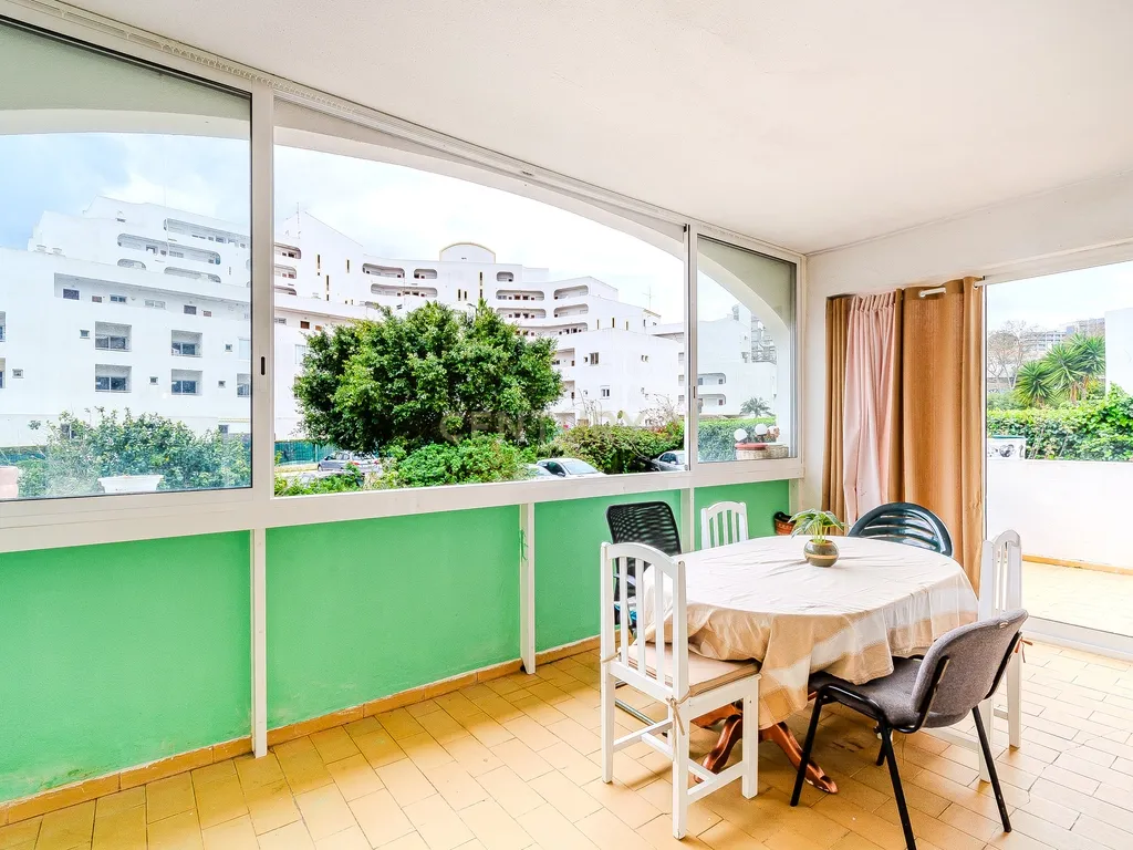 Apartamento T1+2 com Terraço Amplo em Albufeira - Image 6