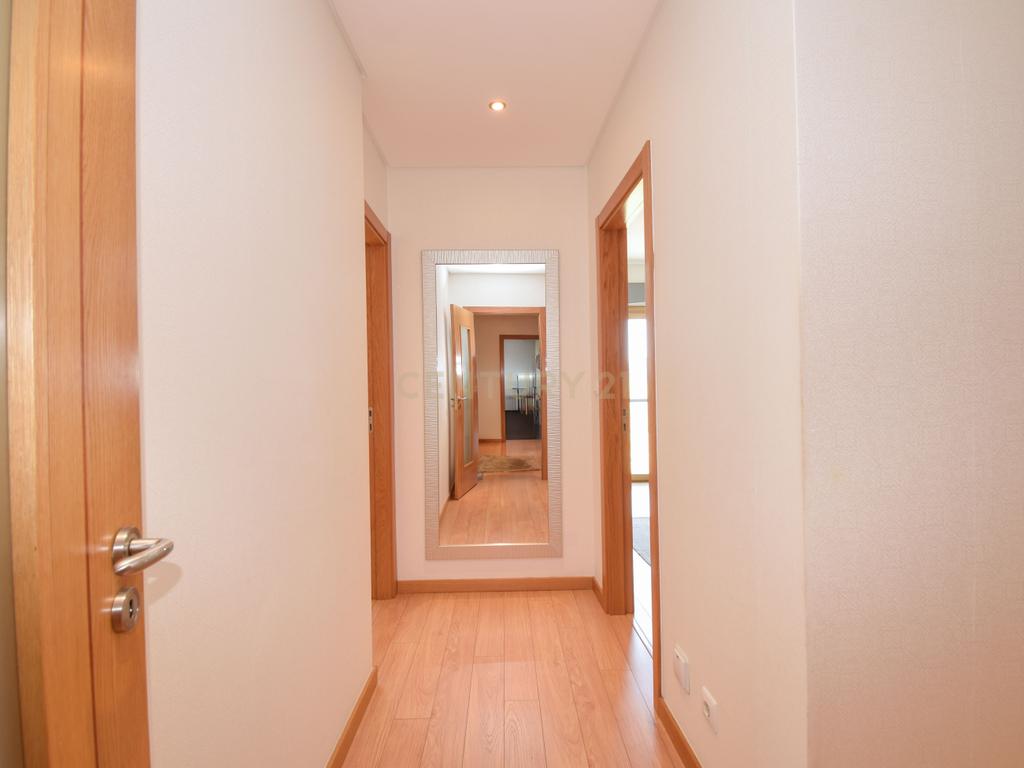 Apartamento T3 com Áreas Generosas e Vista Desafogada - Image 19