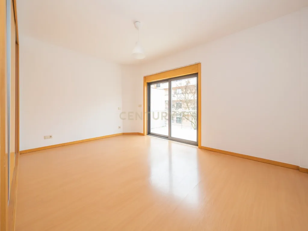 Apartamento T3 com Duas Varandas e Dois Lugares de Estacionamento, na Vila Serena, Pinhal Novo - Image 19