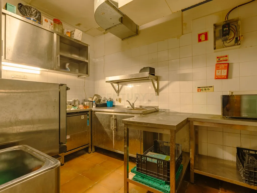 OPORTUNIDADE! ESPAÇO DE RESTAURAÇÃO MUITO BEM DECORADO E TOTALMENTE EQUIPADO EM LOCALIZAÇÃO CENTRAL DE LISBOA, GRANDE POTENCIAL PARA O SEU NEGÓCIO! - Image 7