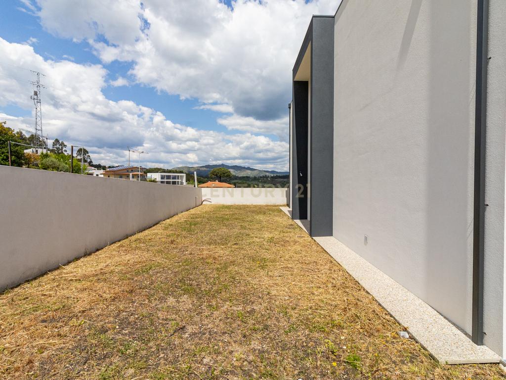 Moradia Gaveto T3 + Escritório | Luxo, Conforto e Vista Incrível – Póvoa de Lanhoso - Image 5