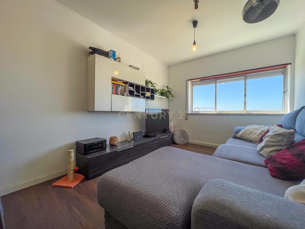 Apartamento T2 com Excelente Localização no Monte de Caparica - Image 2