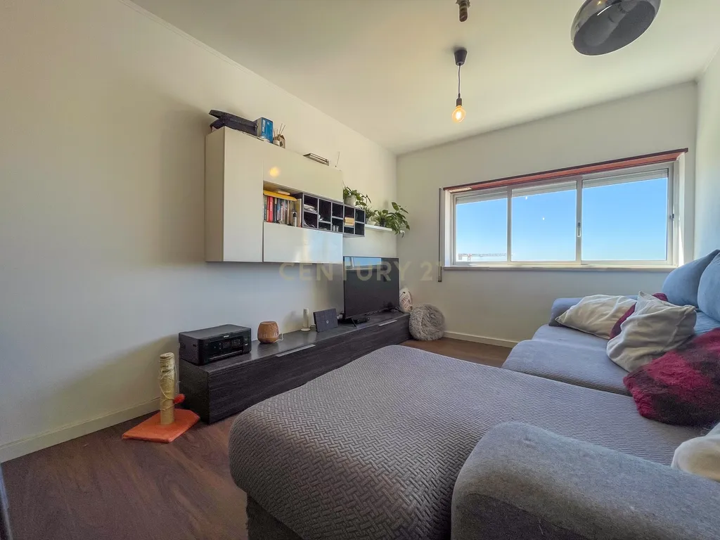 Apartamento T2 com Excelente Localização no Monte de Caparica - Image 2