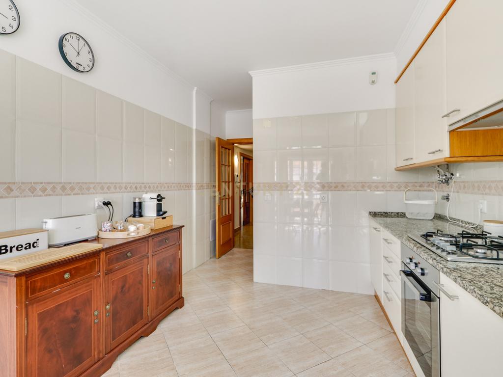 Apartamento T3 no Montijo | 143m2 área bruta útil | 2 garagens e elevador - Image 16