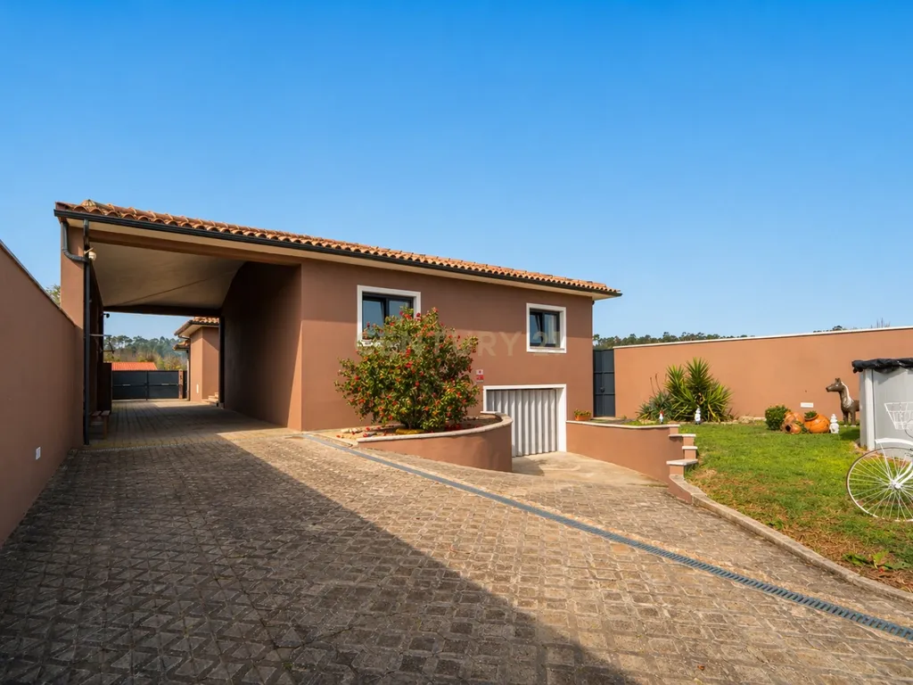 Moradia T3 terréa em bom estado com piscina,jardim,anexo,arrumação,quintal e vistas boas num local sossegado a 5 min de Lousã - Image 38